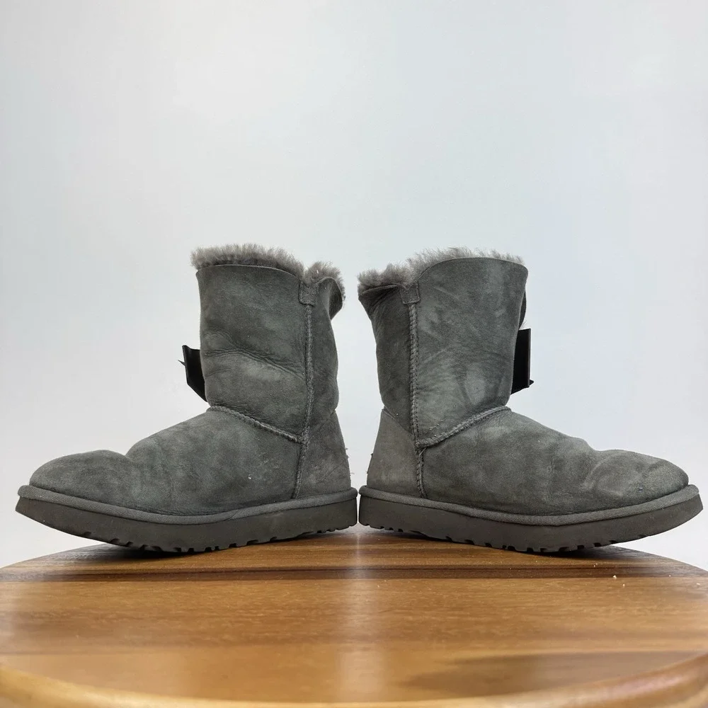 Womens Ugg Daelynn Gray Suede Pull On Mid Bow Accent Boots Booties Size 8 M GUC‎